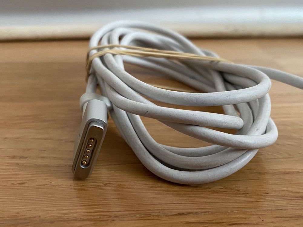 Apple Ladegerät: Apple MagSafe 2 Power Adapter (45W) / Netzteil für Macbook – Gebraucht aus Rotkreuz von mia_dc2r 2