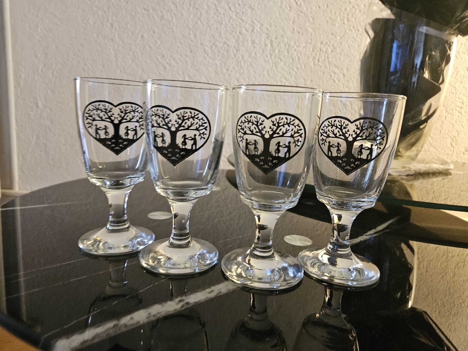 Gläser: 4 verres avec motifs – Neu (gemäss Beschreibung) aus Reconvilier von ner_9v6b