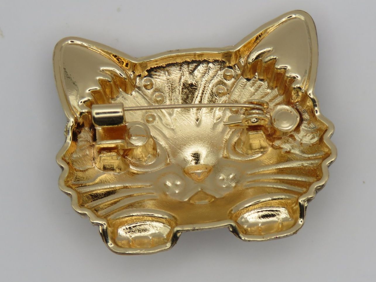 Broches & Aiguilles: Brosche - BÜSI - Emaille - Glitzersteine - 4x3,5cm – Neuf avec emballage d'origine à Grenchen par Yamahwildstar16 4