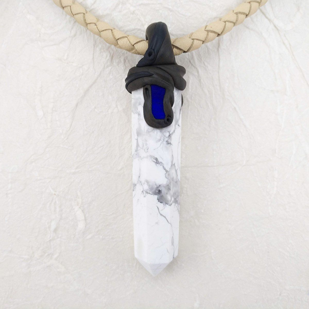 Minerali & Pietre curative: Magnesit Steinanhänger mit eingefasstem Lapislazuli – Nuovo e nell'imballaggio originale da Meilen venduto da BYRD-Design