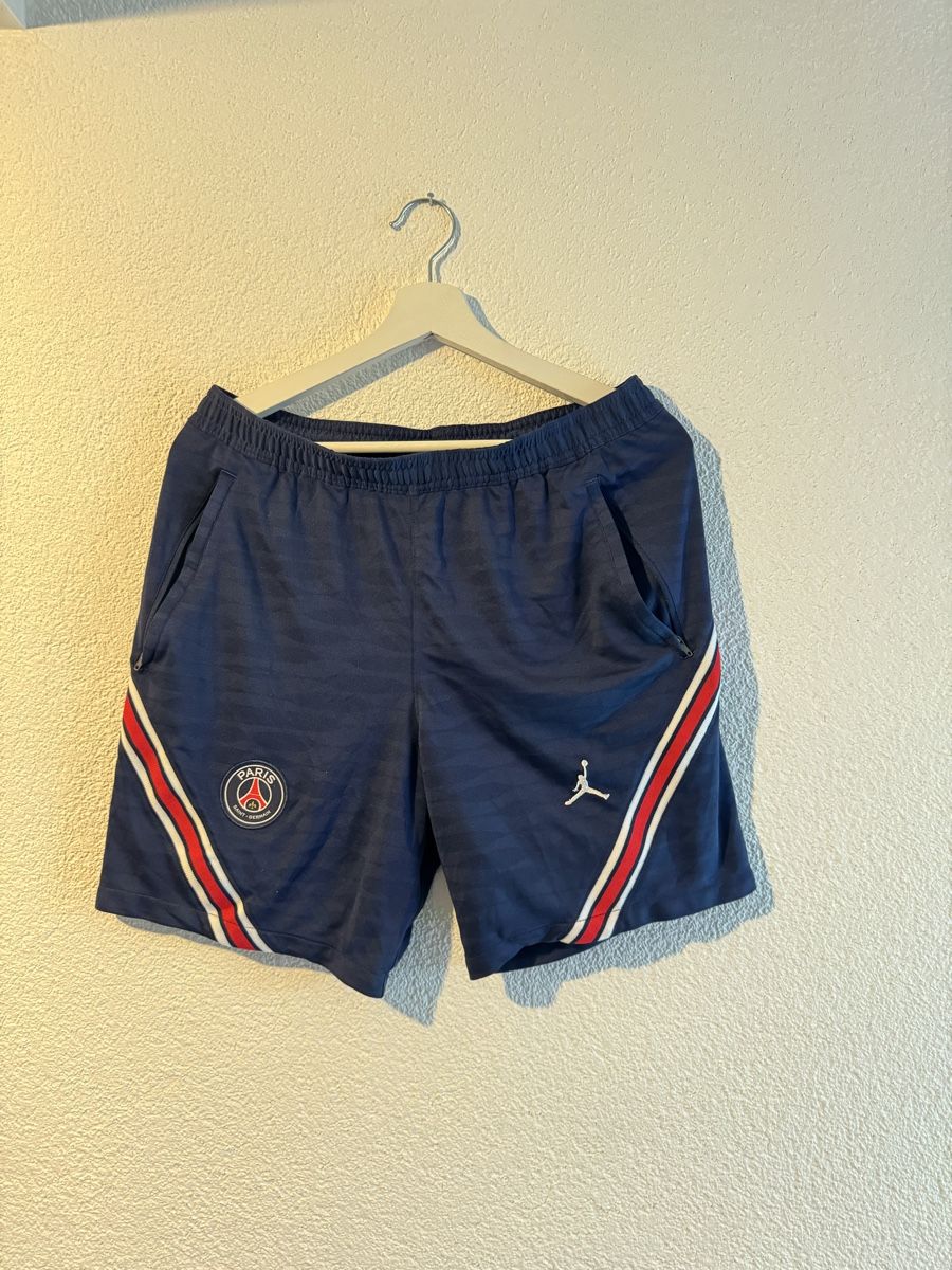 Jordan Pantaloni: Jordan Paris St. Germain PSG Sweatshorts – Usato da Bätterkinden venduto da BernFashion