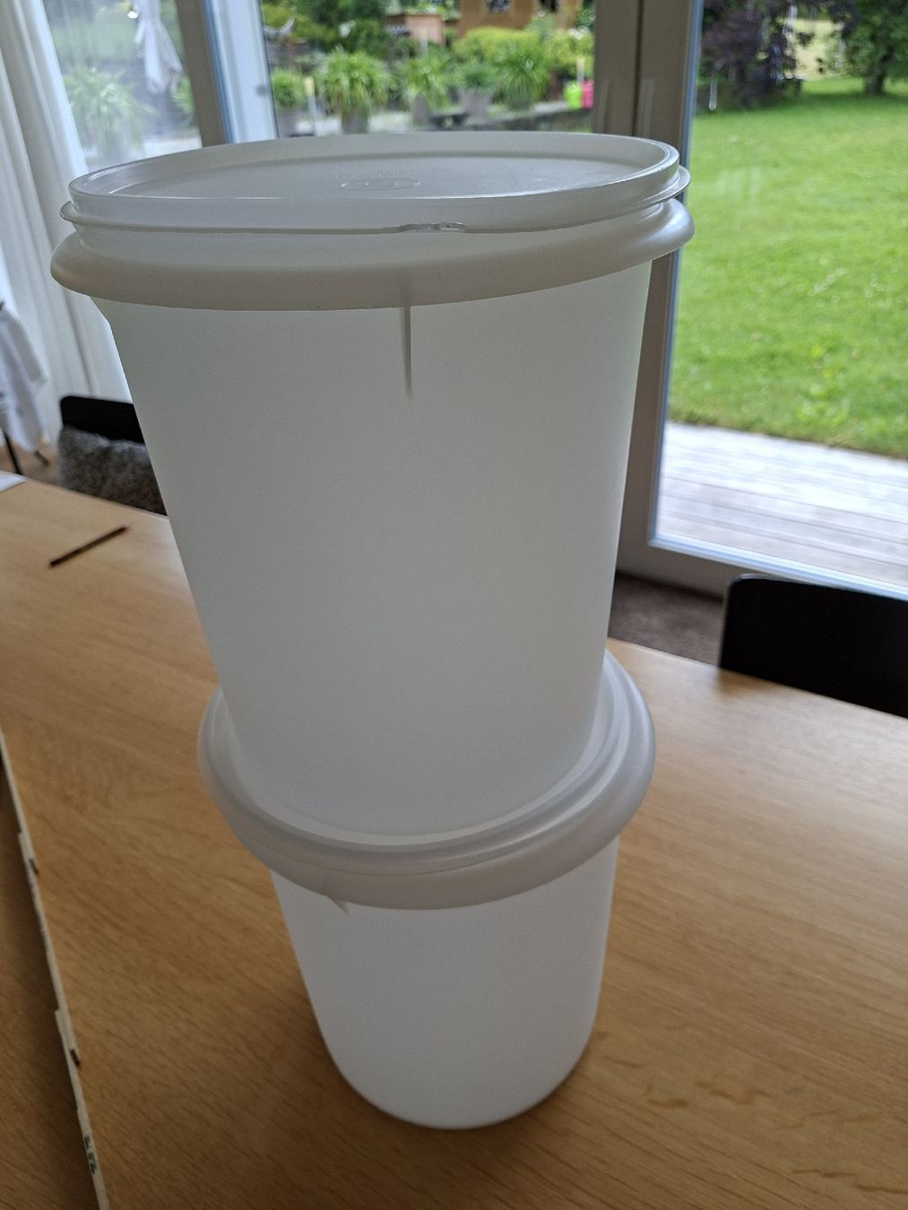 Tupperware Contenitori & Simili: Tupperware 2 Behälter 28 cm hoch, 25 cm Durchmesser  – Usato da Kappel SO venduto da Alaska1313 1