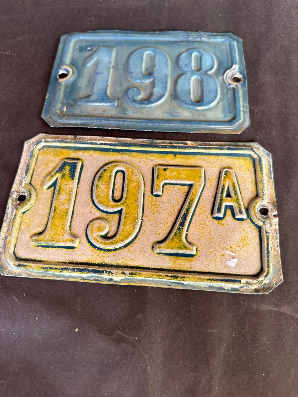 Insegne: Blechschild Hausnummer x 2 Stk – Usato da Saas im Prättigau venduto da norman02