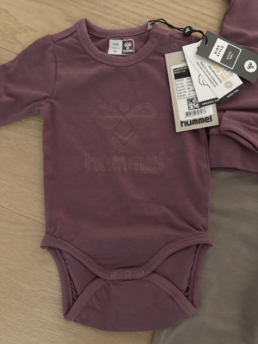 Hummel Lotti di vestiti: Hummel 3 - teiliges Set grösse 86 – Nuovo e nell'imballaggio originale da Uetikon am See venduto da Scuderiatom 1
