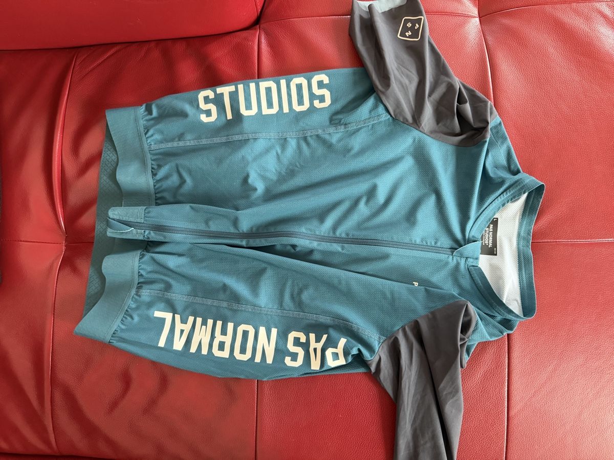 Pas Normal Studios Canottiere & Pantaloni: Pas Normal Studios Solitude Velotrikot grösse L – Nuovo (secondo la descrizione) da Lyss venduto da Mamaflosim 2