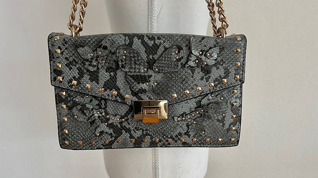 Taschen für Damen: Tasche grau/gold mit Schmetterlingen – Gebraucht aus Volketswil von oli_l2zq 1