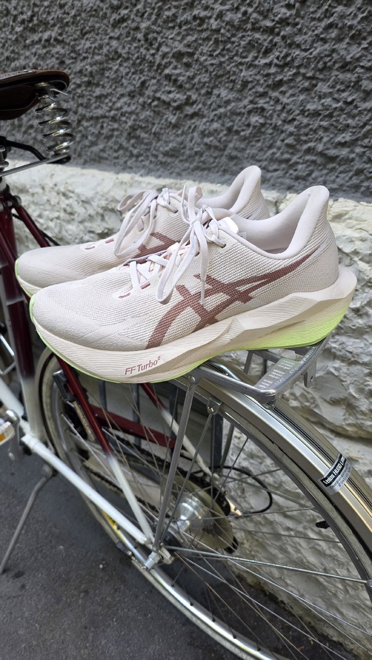 Asics Scarpe da uomo: Asics Novablast 6 gr. 42.5 – Nuovo (secondo la descrizione) da Kölliken venduto da pepe_1985 1