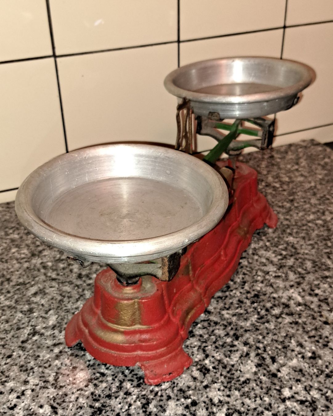 Bilance e pesi: Antike Küchenwaage, rot - VINTAGE – Usato da Langenthal venduto da TheCall 1