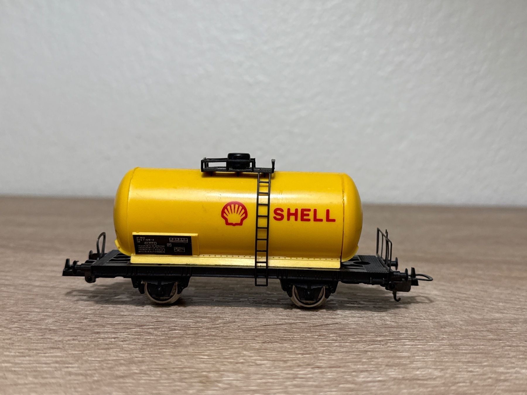 Lima Modellini di ferrovie: Lima Kesselwagen SHELL H0 (17) – Usato da St-Aubin-Sauges venduto da Lo_Go 1