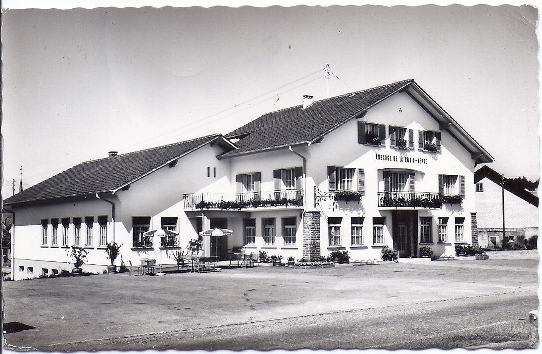 Cartoline postali: ECHARLENS, hôtel de la croix verte – Nuovo (secondo la descrizione) da Les Verrières venduto da Scampi0