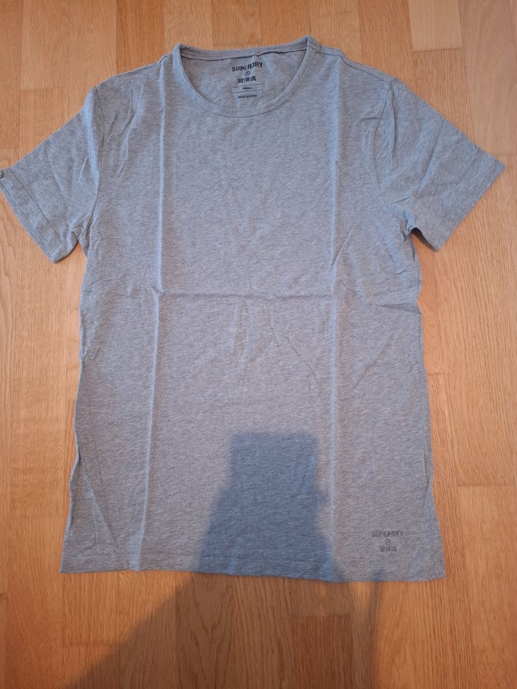 Superdry T-shirt: T-Shirt Superdry grau Grösse S – Usato da Romanshorn venduto da lichtmond2022