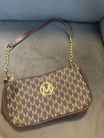 Handtasche braun mit M-Muster goldfarbene Kette gebraucht