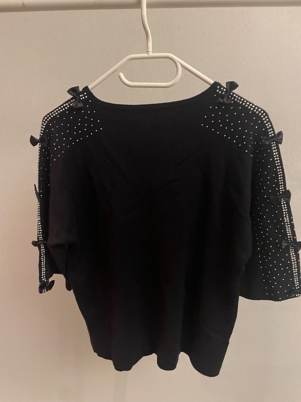 Maglioni & Felpe: Schwarzer Pullover, Gr. L/XL, mit Schmuckdetails, Top! – Usato da Wollerau venduto da Poschro68 1