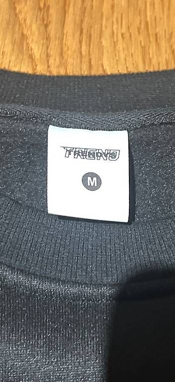 Pulls & Sweat-shirts: Schwarzes Sweatshirt mit rotem Print – Neuf avec emballage d'origine à Zürich par and_fwy7 2