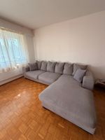 Gemütliches Ecksofa, grau, gut erhalten.