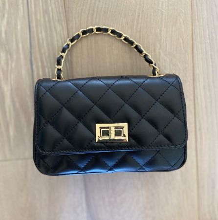 Neue schwarze kleine Handtasche