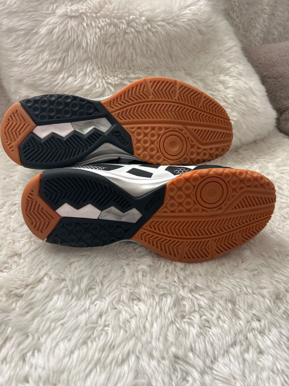 Chaussures hommes: Wunderschöne Oasics Turnschuhe 41,5 – D'occasion à Unterägeri par Hallihallox 2