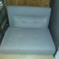 Schmales Sofa mit Kissen