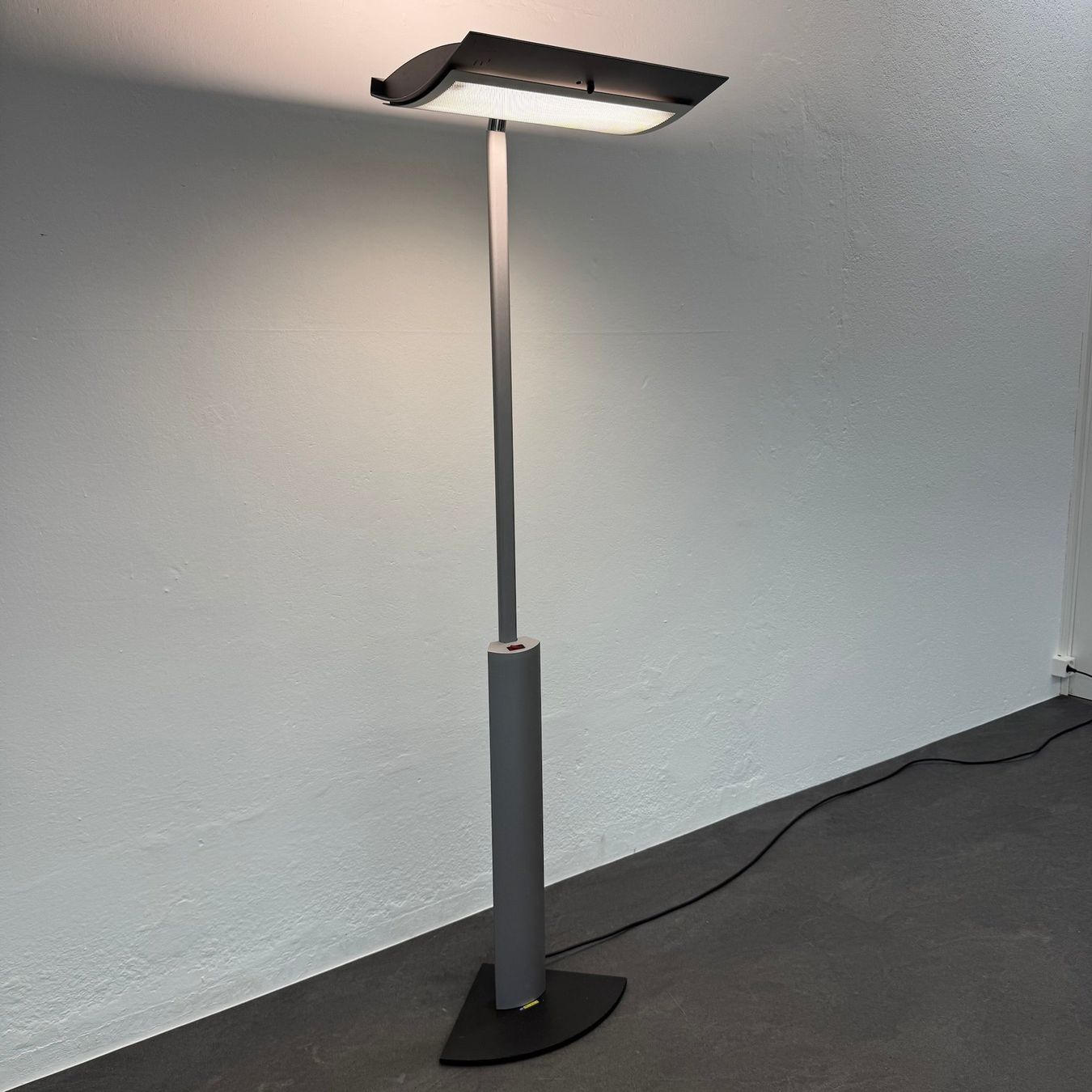 Tulux Lampade: Tulux Office Wing Stehleuchte – Usato da Schönenwerd venduto da mcofficeshop 1