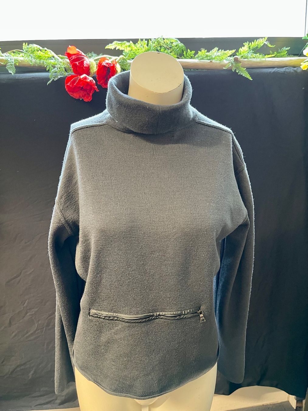 Prada Maglioni & Felpe: PRADA Cropped Rollkragen Strick Pully Anthrazit, Gr. 46 – Usato da Zürich venduto da Arche_Brockenhaus