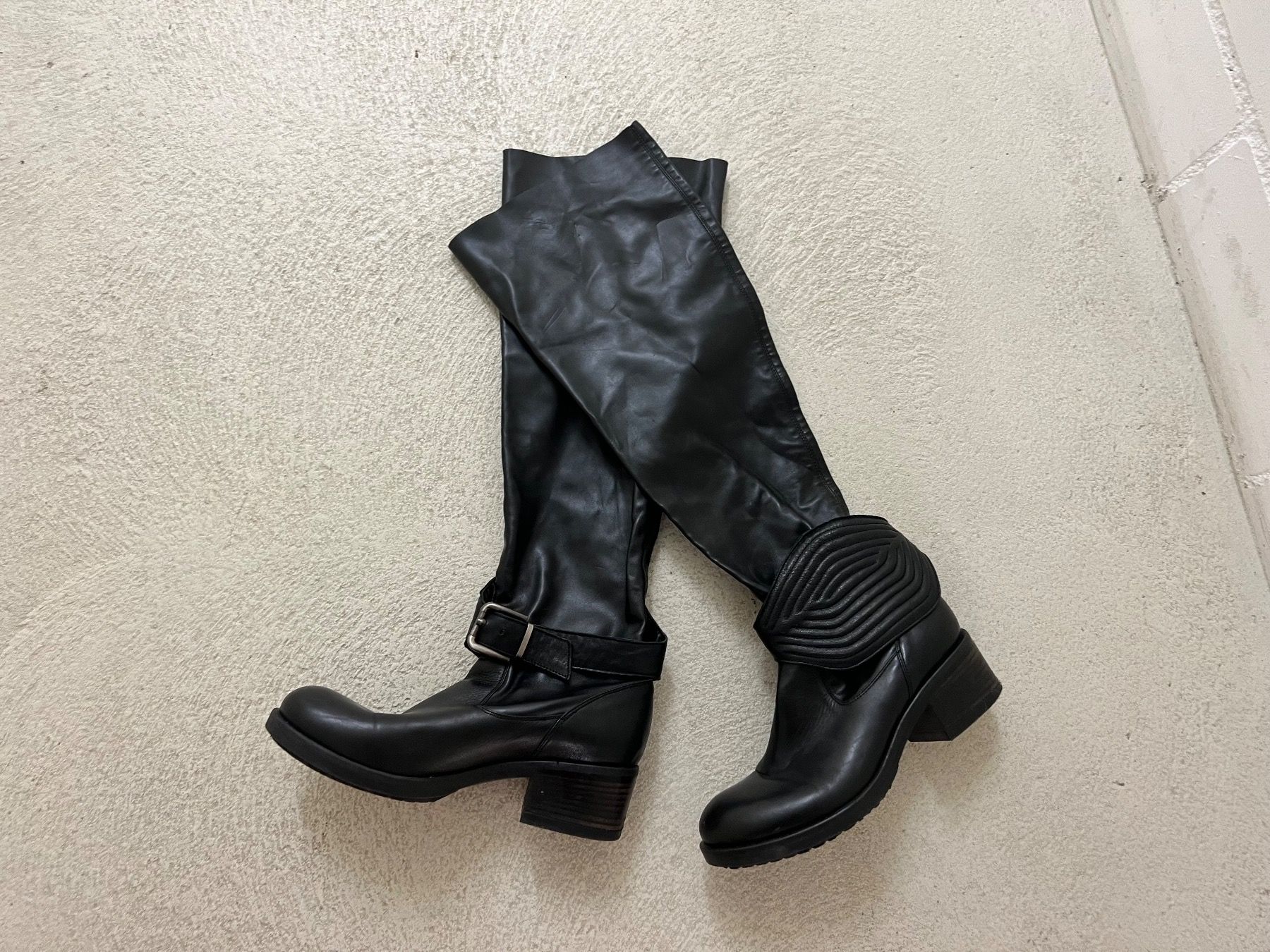 Scarpe da donna: Lederstiefel mit hohem Schaft – Usato da Allschwil venduto da Frida015