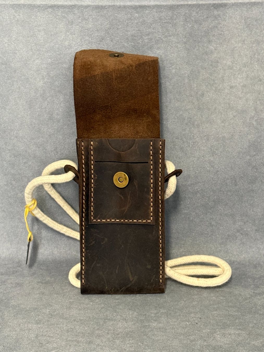 Taschen: Leder Handy Umhängetasche, 50 % Rabatt aus Sortimentswechsel – Neu (gemäss Beschreibung) aus Wil SG von Rost2023 1