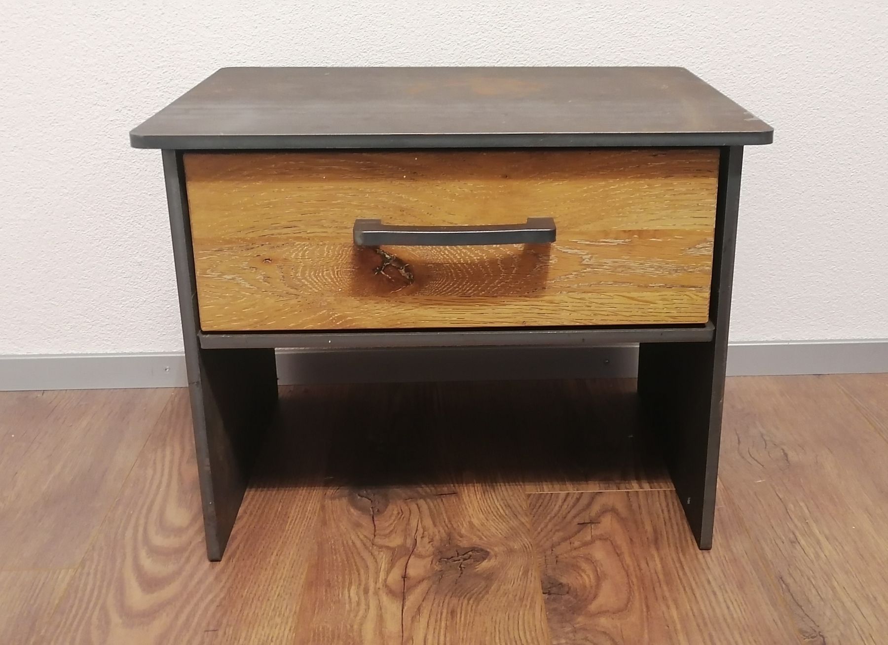 Nachttische: Nachttisch Metall / Holz – Gebraucht aus Schwarzenegg von musi09