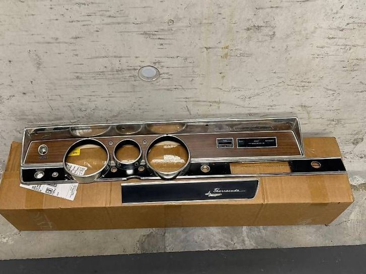 Mopar Tutti pezzi di ricambio auto: Plymouth Dodge Barracuda Dash Bezel – Usato da Winterthur venduto da Calculating.Infinity
