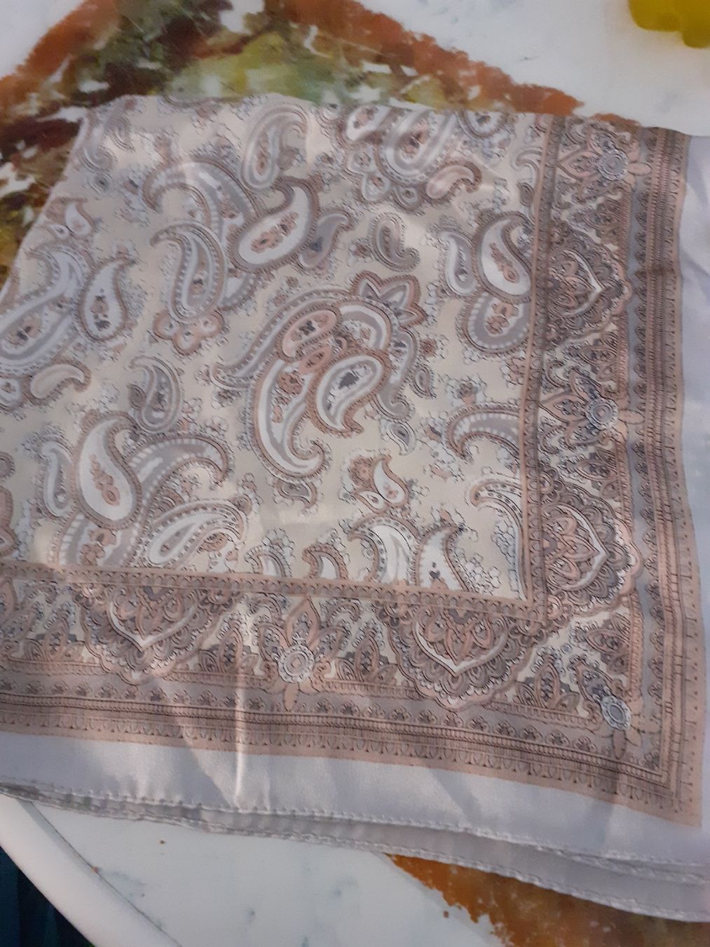 Foulards, Tücher & Schals: Seidentuch Paisley Muster beige 52x52 – Gebraucht aus Kloten von elb_9qvr