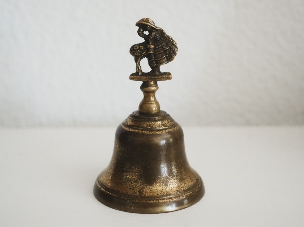 Campanacci mucche: Messing-Glocke, Schäferin mit Lamm, Vintage, 10 cm, klingend – Usato da Volketswil venduto da HeredisAntiques