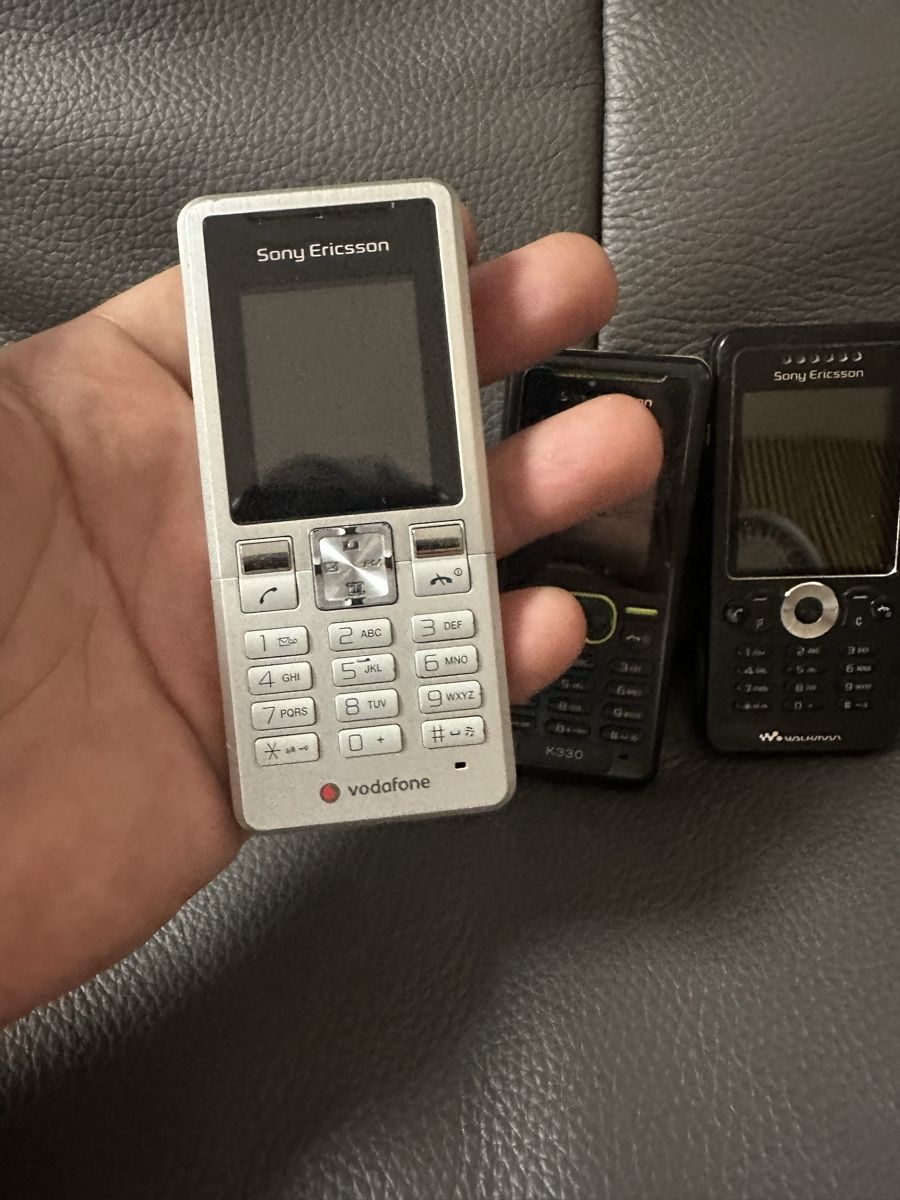 Ericsson Telefoni cellulari / Smartphones: Sony Ericsson Handy Konvolut 3x – Difettoso da Heerbrugg venduto da Amazon38 2