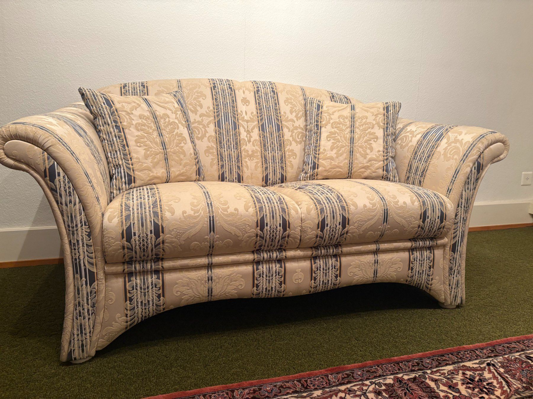Divani: Sofa / 2-Sitzer mit Kissen – Usato da Klingnau venduto da hern01 1