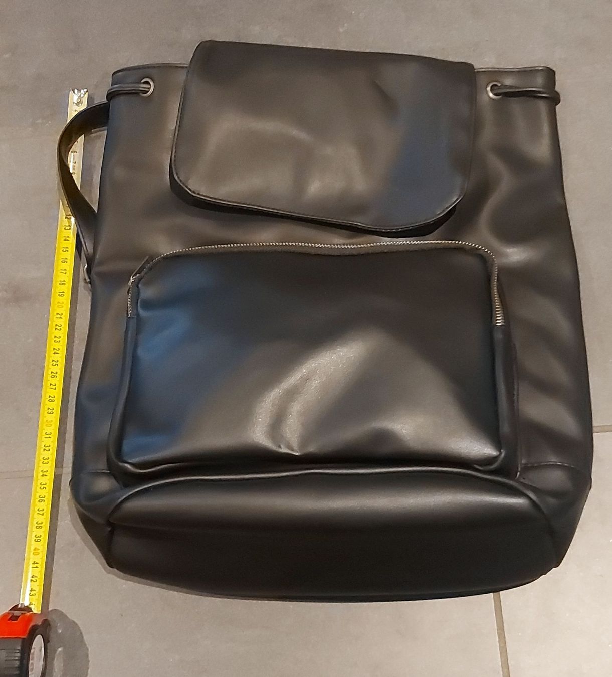 Zaini: Schicker schwarzer Rucksack für Alltag oder Freizeit – Nuovo (secondo la descrizione) da Trimbach venduto da Shanja99
