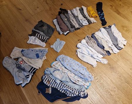 38-teiliges Kleiderpaket Grösse 62 für Junge
