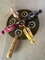 Holzspielzeug pickende Hühner
