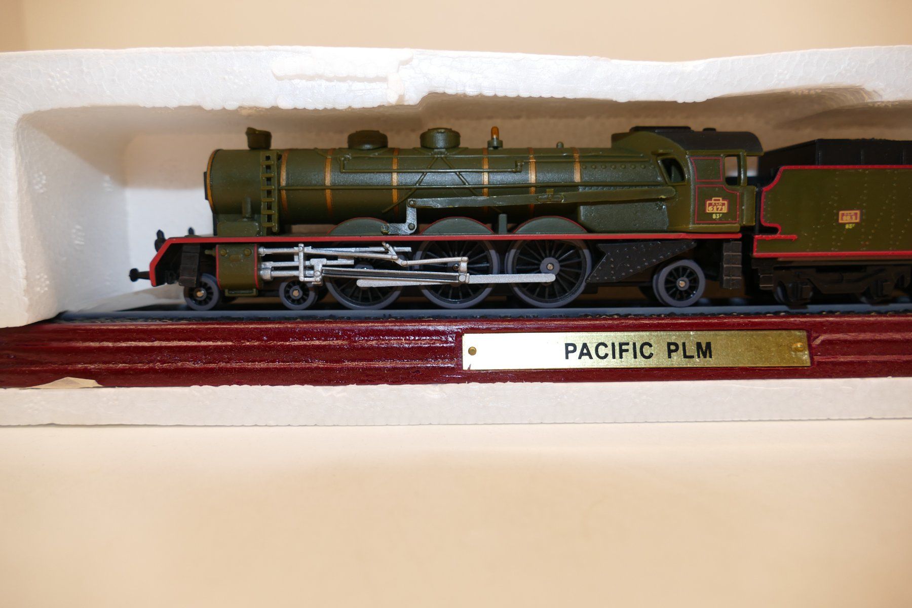 Modellini di ferrovie: Standmodell: Dampflok Pacific PLM auf Sockel – Nuovo (secondo la descrizione) da Niederhasli venduto da rail-duerst 1