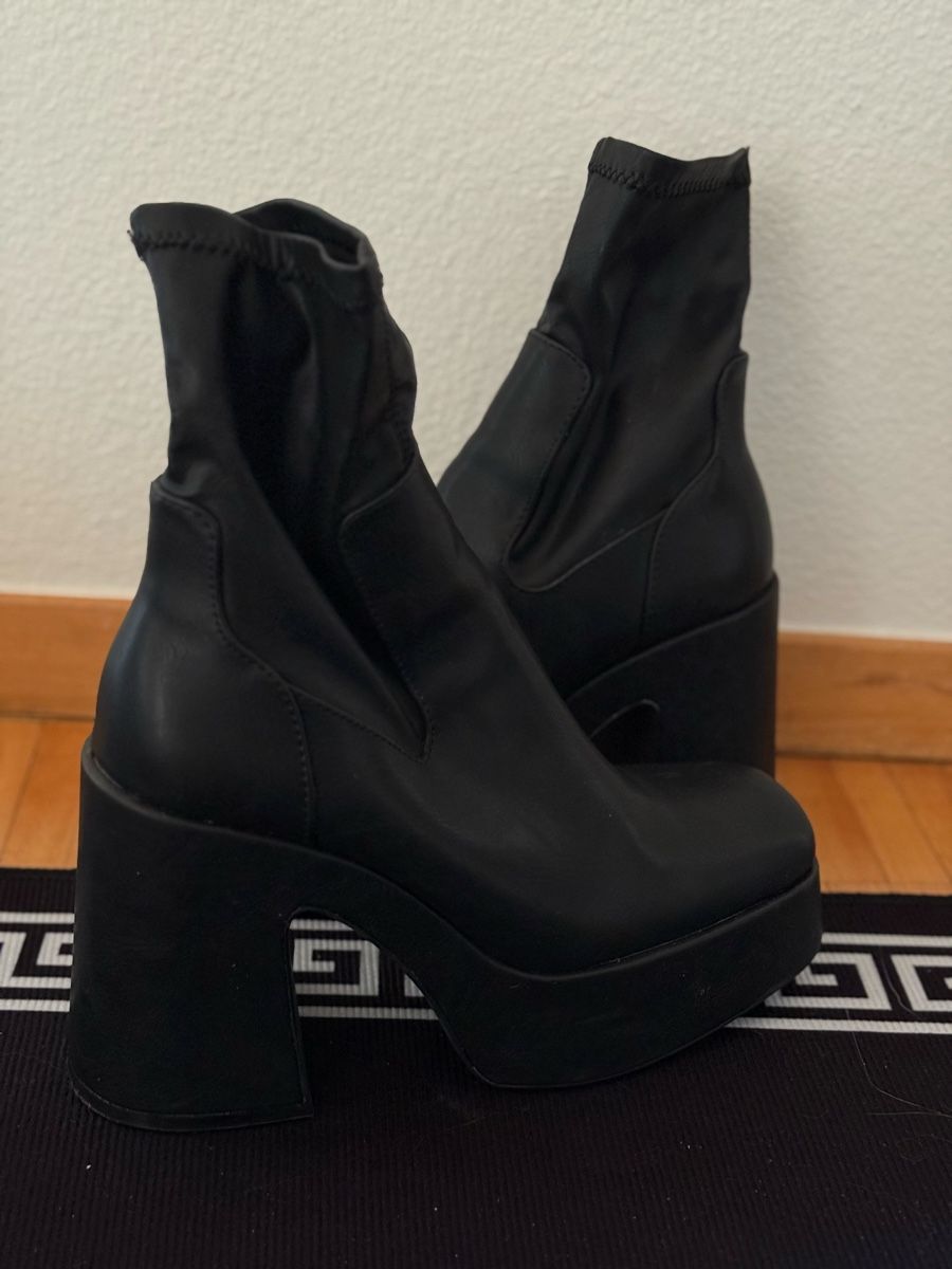 Chaussures femmes: Bottines plateforme noires – D'occasion à Pully par Vckbrd 1