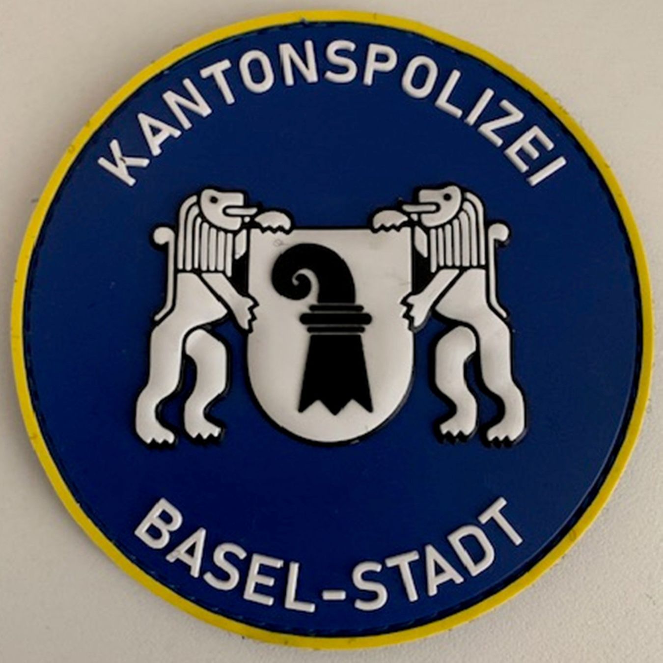 Swiss Placchette & Badge: Kantonspolizei Basel-Stadt Wappen, Durchmesser 10cm Klett. – Nuovo e nell'imballaggio originale da Emmenbrücke venduto da F.ingl-1947