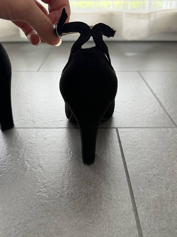 Damenschuhe: Absatzschuhe Schwarz mit Riemchen – Gebraucht aus Bleienbach von Chi_Cari 2