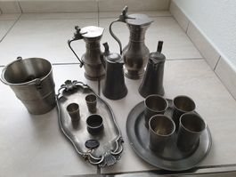 13 Zinnartikel (Konvolut) Kannen Platten, Becher z.T.Antik
