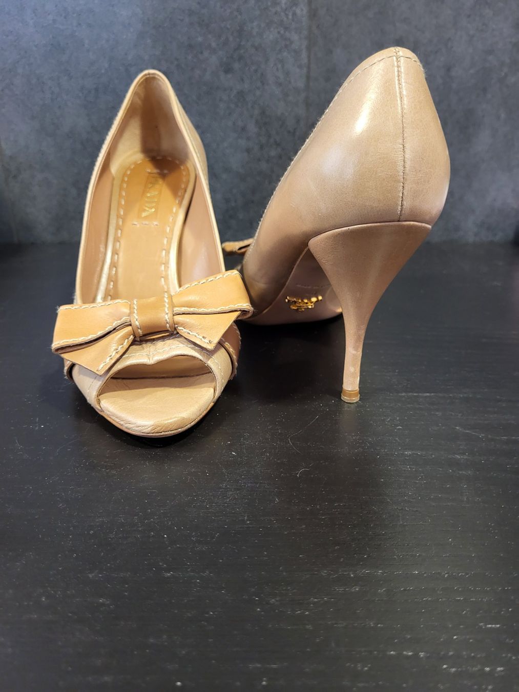 Prada Scarpe da donna: Prada Pumps Schleife Leder beige Groesse 40 – Nuovo (secondo la descrizione) da Locarno venduto da ernsthofmann 1