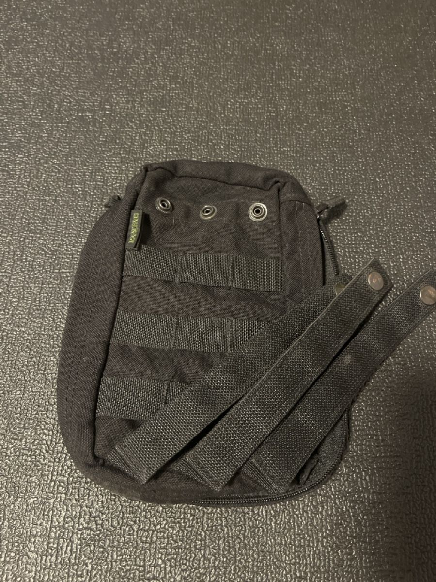Sacs: Pochette tactique noire système Molle état neuf – D'occasion à Salgesch par Tuf7 2