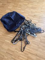 Viele Kleiderbügel mit Aufbewahrungsbeutel