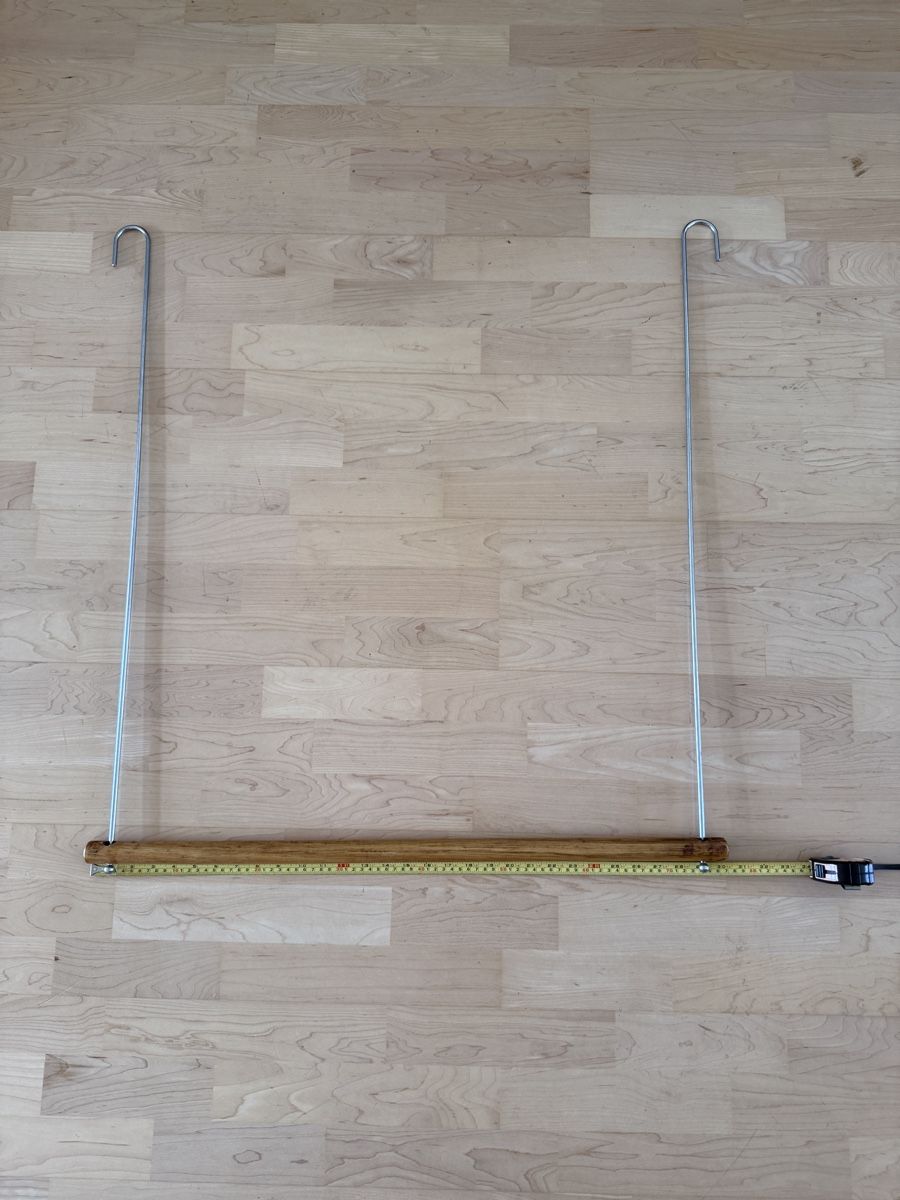 Autres accessoires: Wooden Hanging Rack with Metal Hooks  – D'occasion à Cham par cec_b78y