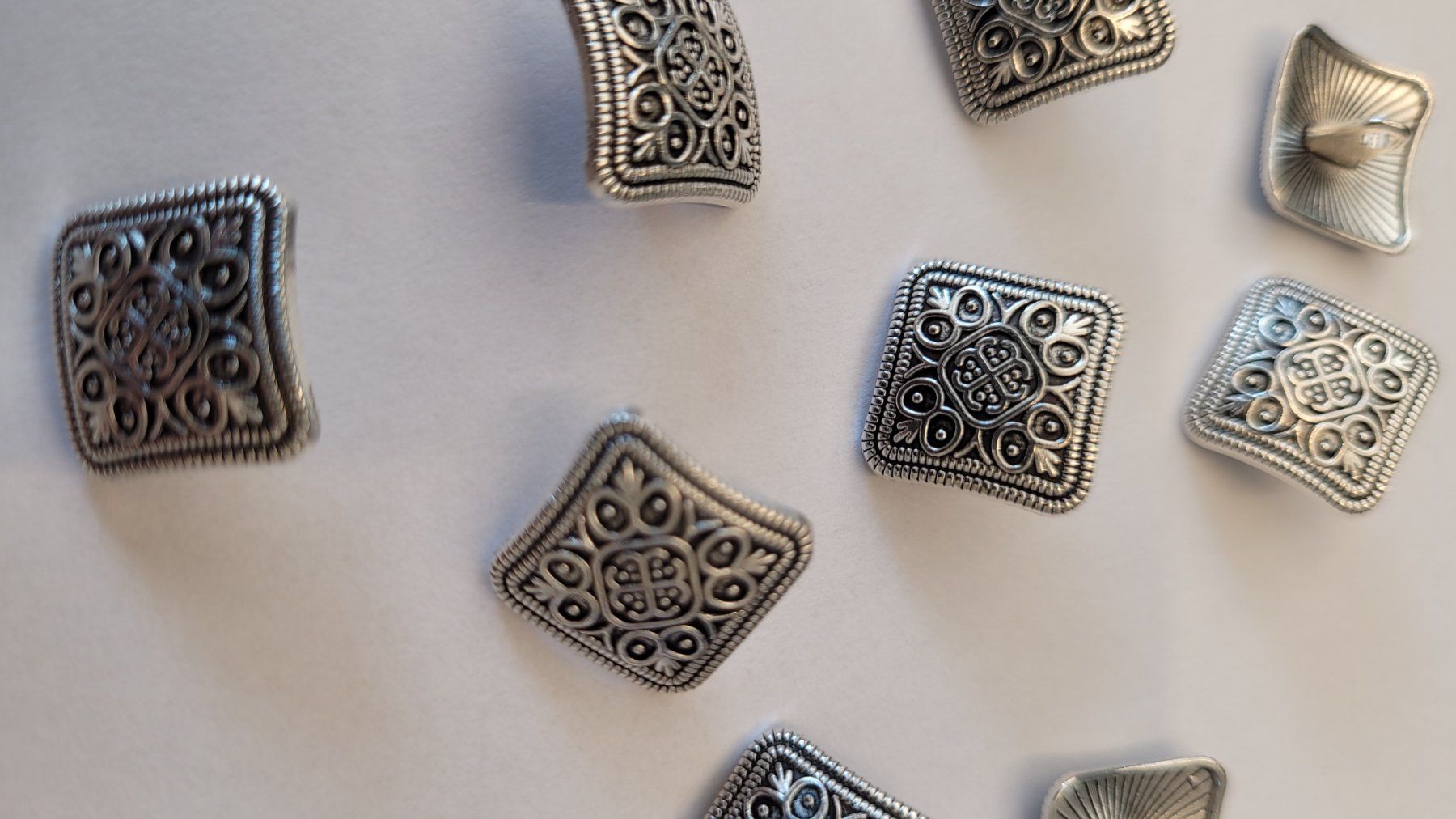 Bottoni: 10 boutons carrés – Nuovo e nell'imballaggio originale da Saxon venduto da Sebdem 1