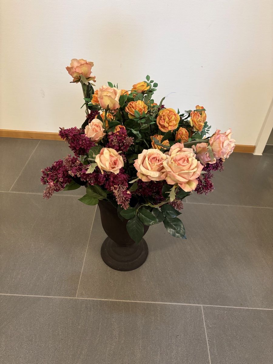 Alle Dekorationen: Gesteck mit Vase - Kunstblumen Arrangement – Gebraucht aus Erlenbach ZH von  3