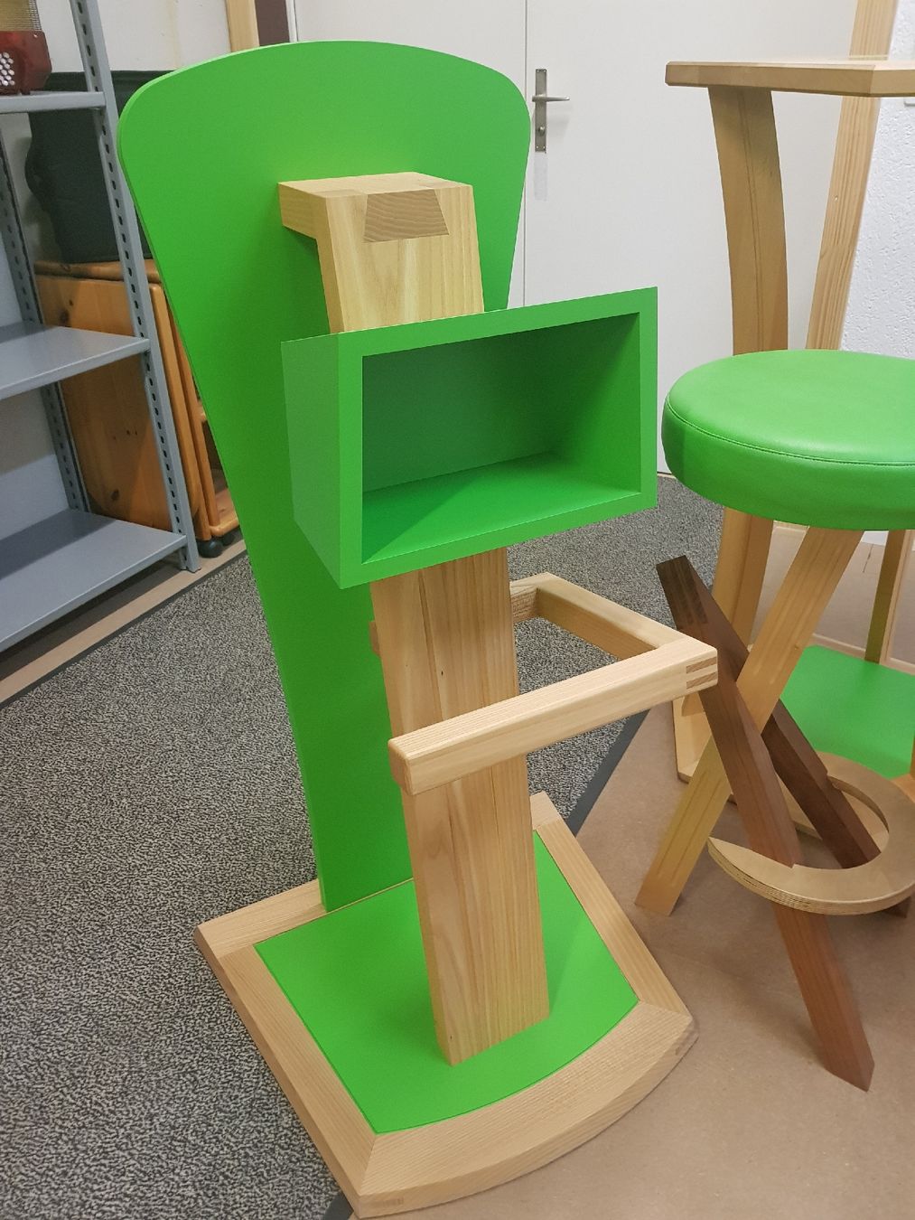 Tische: Bartisch mit Barhockern und Kleiderständer, helles Holz – Neu (gemäss Beschreibung) aus Malters von kesch92 2