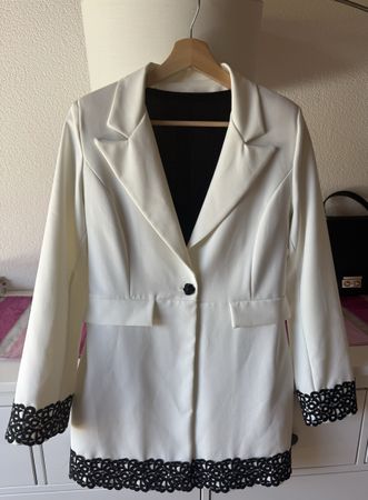 SET Weisser Blazer mit Spitze + Schwarzer Body, Grösse M