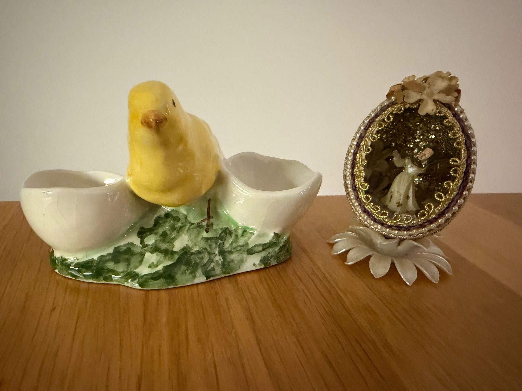 Tutte le decorazioni: 2 Vintage Osterdeko Küken Eierhalter & dekoratives Ei – Usato da Basel venduto da Rouge.