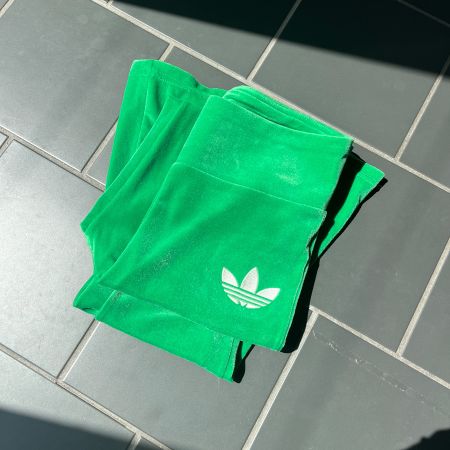 Grüne Adidas Schlaghose